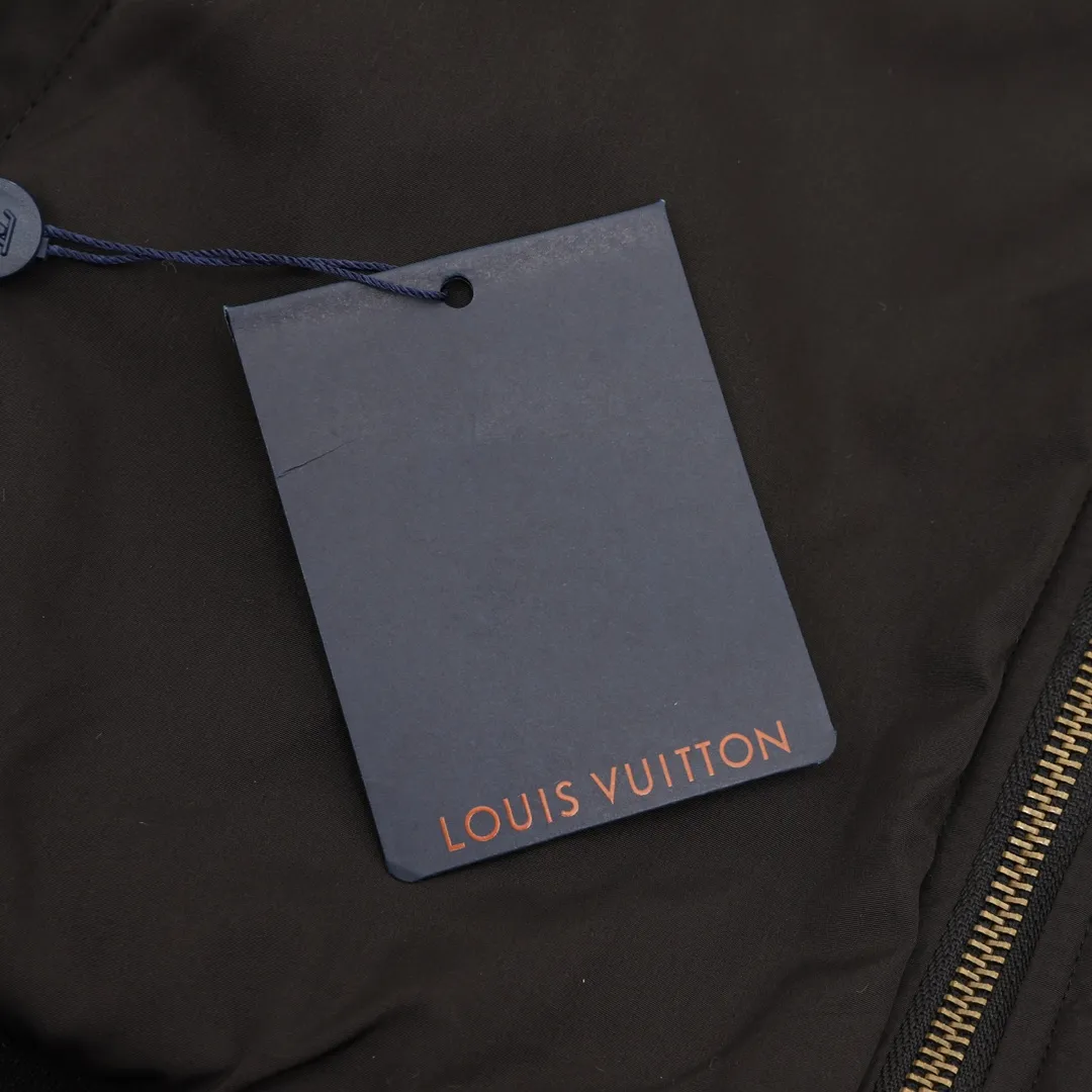 🅿️570 Louis Vuitton & Nigo floral double-sided fleece sherpa jacket. The original version was purchased for 22,200. It is made of 3D three-dimensional lamb wool. The light brown color of the custom-woven nylon fabric is ordered and dyed according to the original version. It is comfortable to wear and doubles the thermal performance. The lapel stand-up collar has a two-wear zipper design, which is easy to put on and take off to change the style at will. One side is plush, soft and fashionable, and the gray and black base is embellished with round textures in autumn and winter colors, showing a natural moss-like atmosphere, which enhances the style of the outfit. The other side is smooth and cotton-covered, which has a better effect of keeping warm and cold in autumn and winter. With the leather label pattern, it gives a relaxed feeling when wearing it on the street. Unisex Size: XS-L